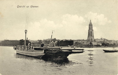 12016 Gezicht op de veerpont over de Rijn te Rhenen, vanaf de zuidelijke Rijnoever, met op de achtergrond de Cuneratoren.